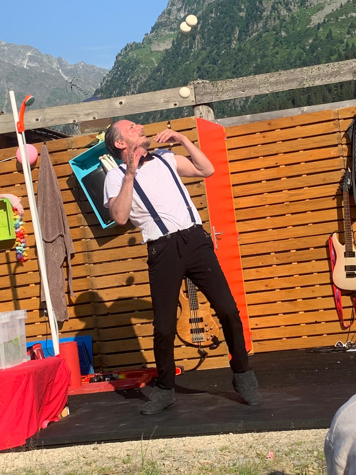 Sly The Nice, spectacle de rue musical et burlesque