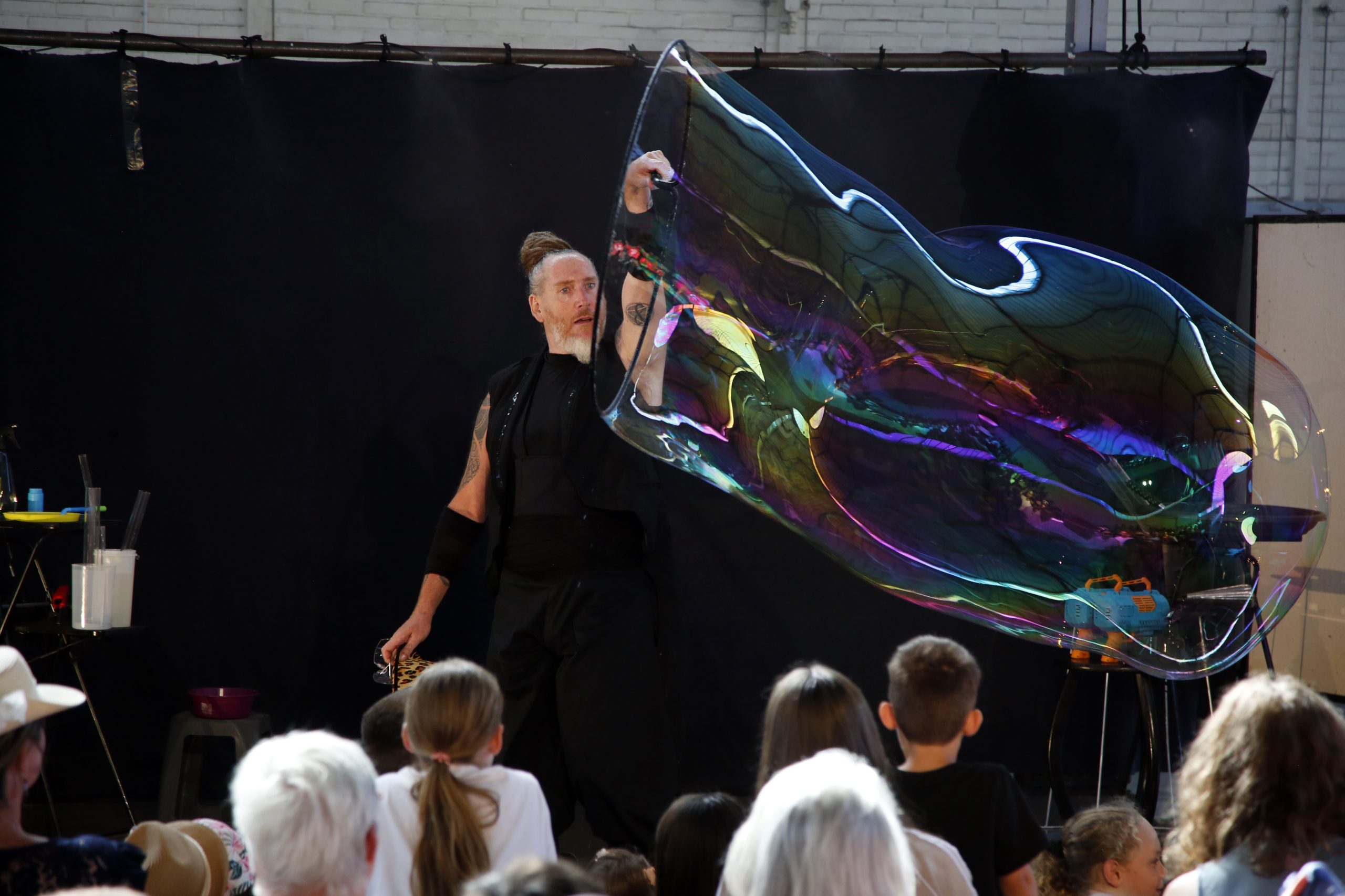 Spectacles vivants à programmer : Le Dompteur de Bulles, spectacle de bulles en extérieur