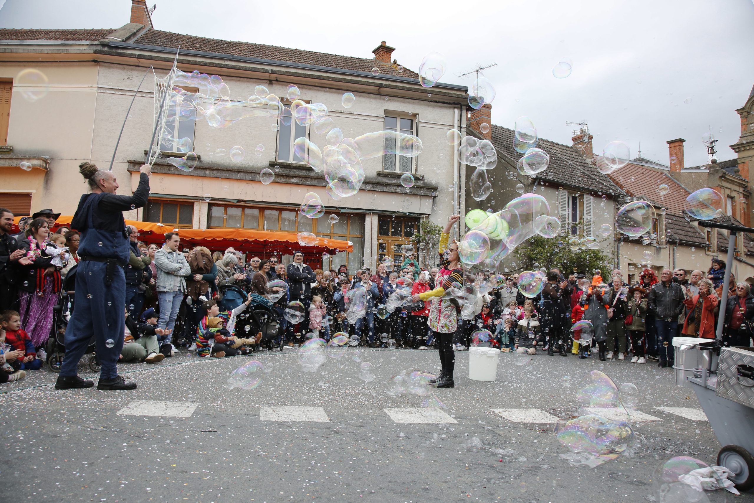 Spectacles vivants à programmer : Le Pêcheur de Bulles, déambulation avec bulles géantes