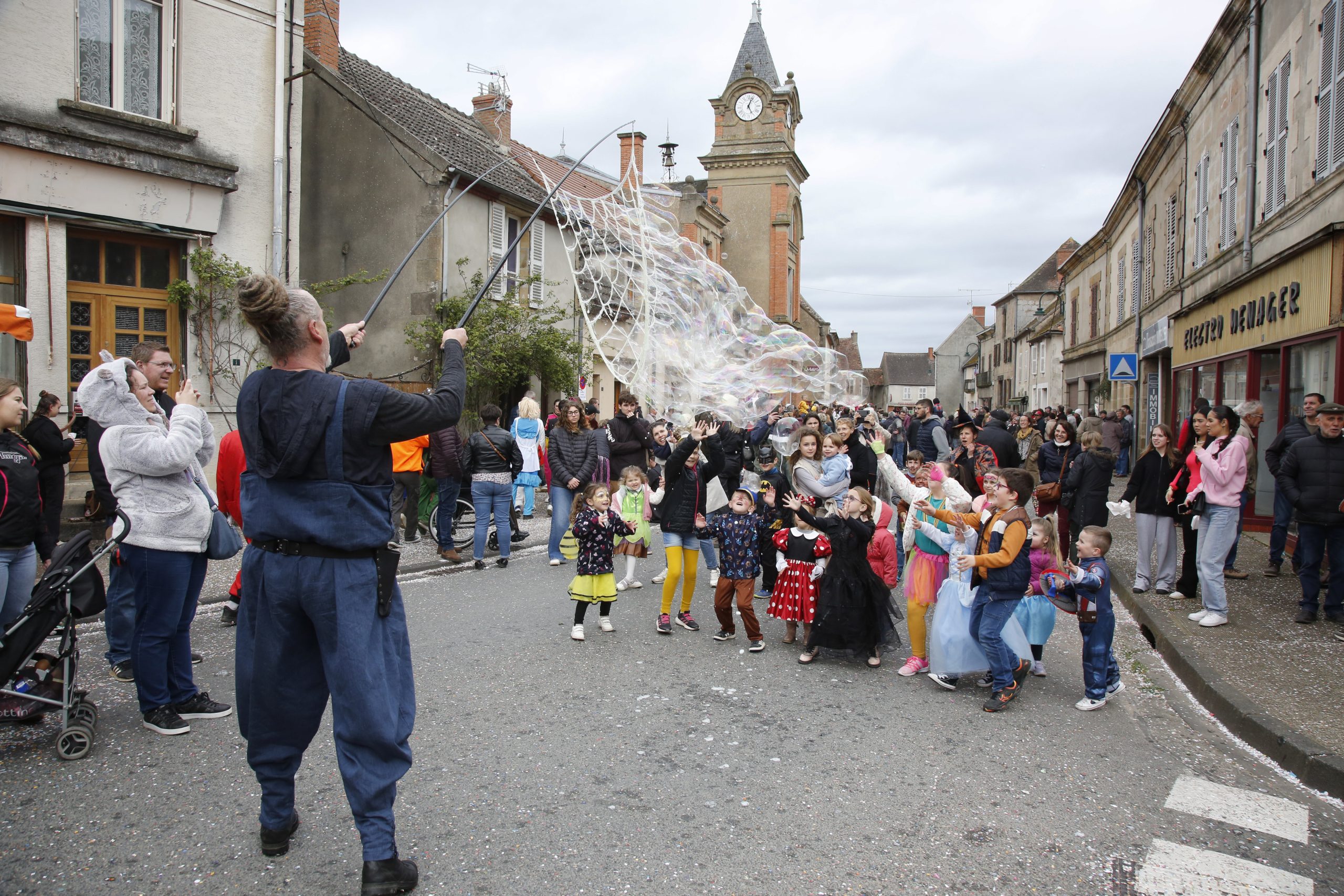 Déambulation poétique avec bulles géantes pour événement extérieur