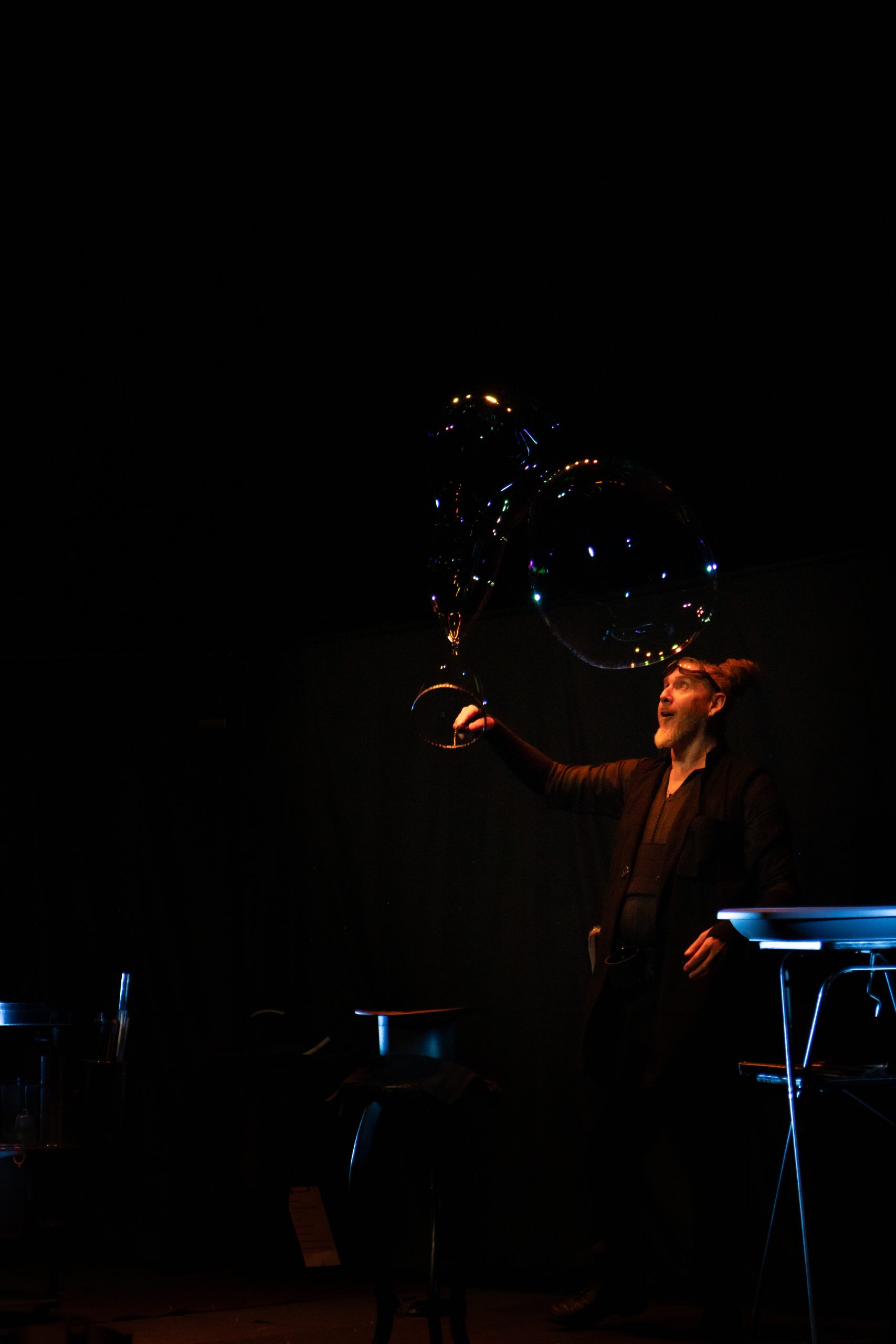 Artistes du spectacle vivant avec ArtisCirk : The Cosmic Joker, bulles de savon et poésie visuelle