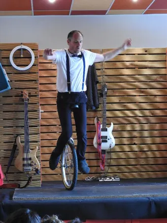 Artiste du spectacle vivant avec ArtisCirk : Compagnie J’ai Balles Aux Mains, cirque, musique et humour