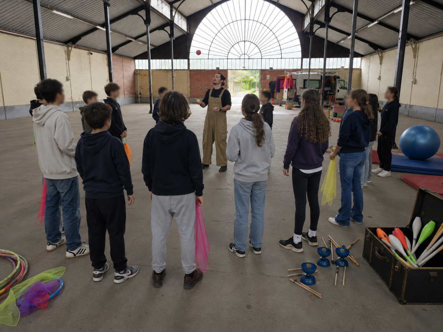 Ateliers cirque et bulles en milieu scolaire : répéter un geste de jonglage