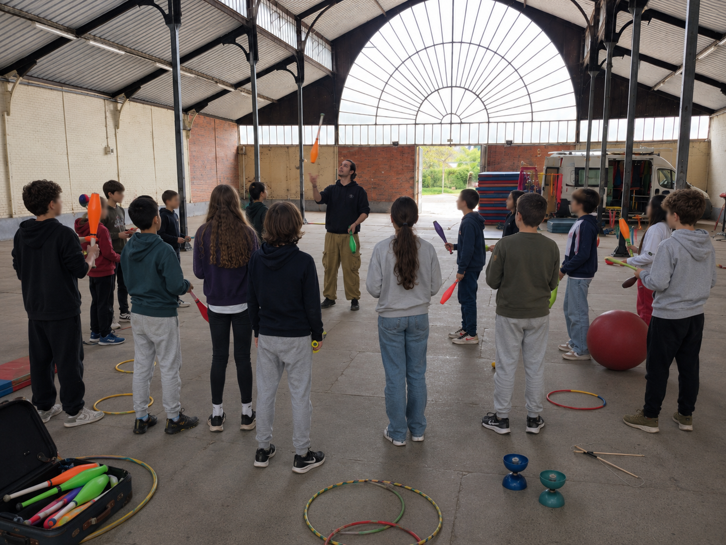 Ateliers cirque et bulles en milieu scolaire : coopérer en groupe pendant un atelier artistique