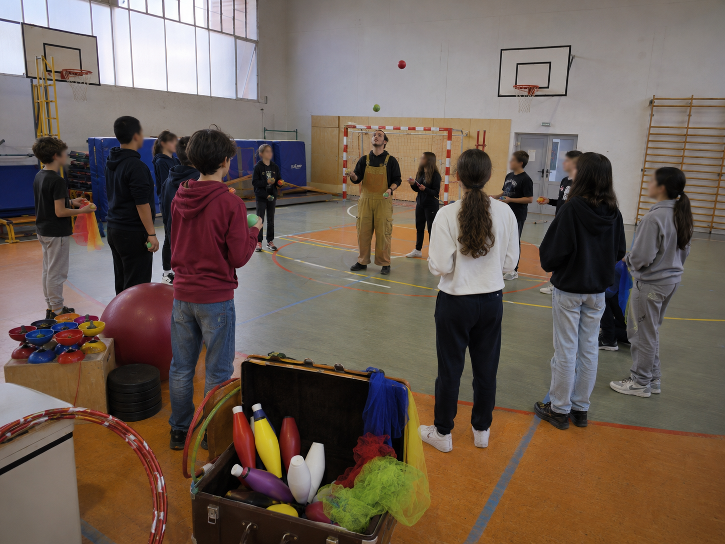 Ateliers cirque et bulles en milieu scolaire avec jonglage, diabolo et manipulation d’objets