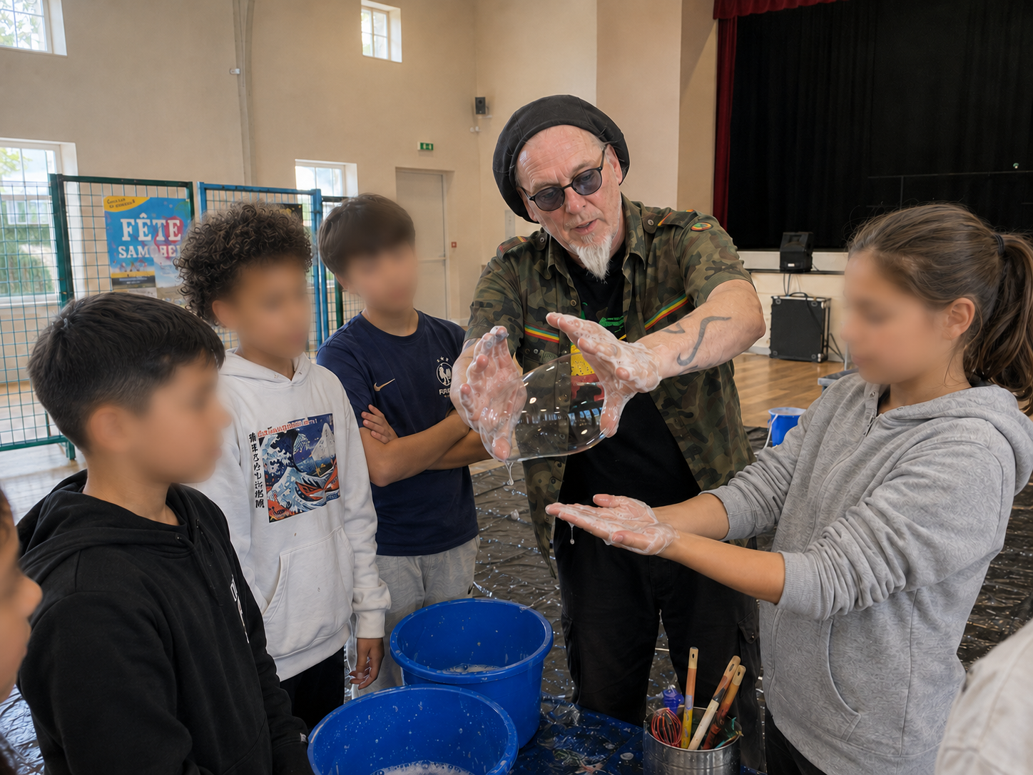 Ateliers cirque et bulles en milieu scolaire avec art des bulles et manipulation à la main