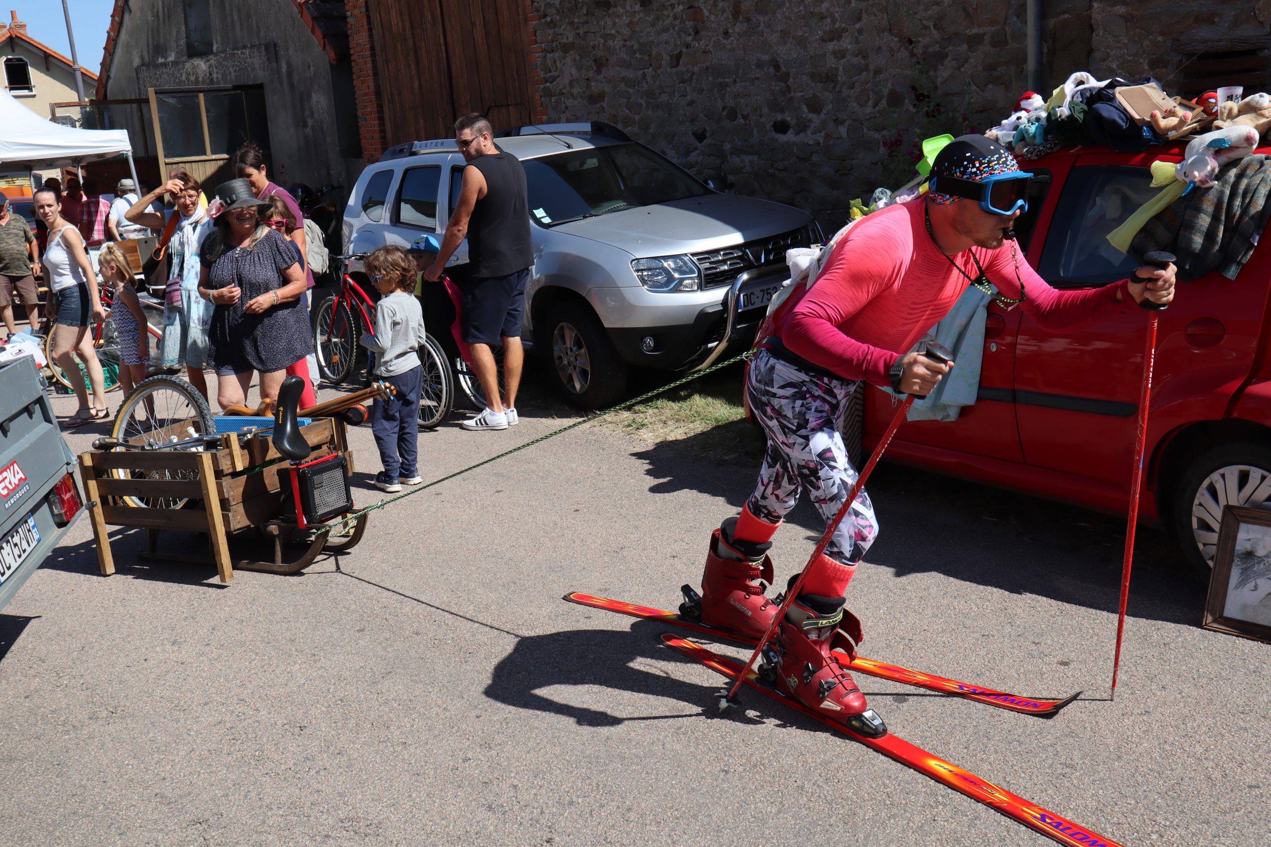 Sly The Nice, spectacle de rue musical et burlesque avec ski et luge